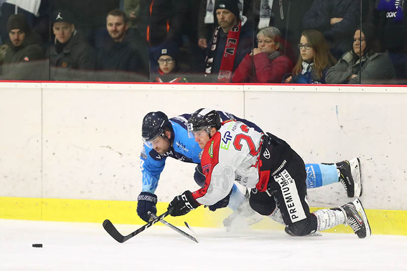 Egal ob im Stehen, Knien oder Liegen: Bren (links: Sven Schlicht) und Rockets (rechts: David Lademann) streckten sich nach jedem Puck. Foto: Verein