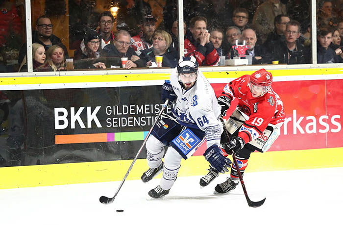 Zwei Spieler, die am Dienstag insgesamt dreimal trafen: Martin Brabec vom EHC Neuwied wird hier vom Herforder Jan-Niklas Linnenbrgger verfolgt.