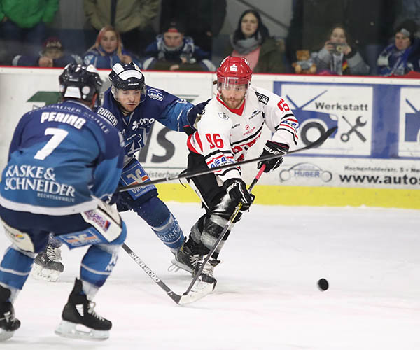 Kaum zu halten: Herfords Topscorer Killian Hutt behauptet sich im Zweikampf gegen Frederic Hellmann. Foto: Verein