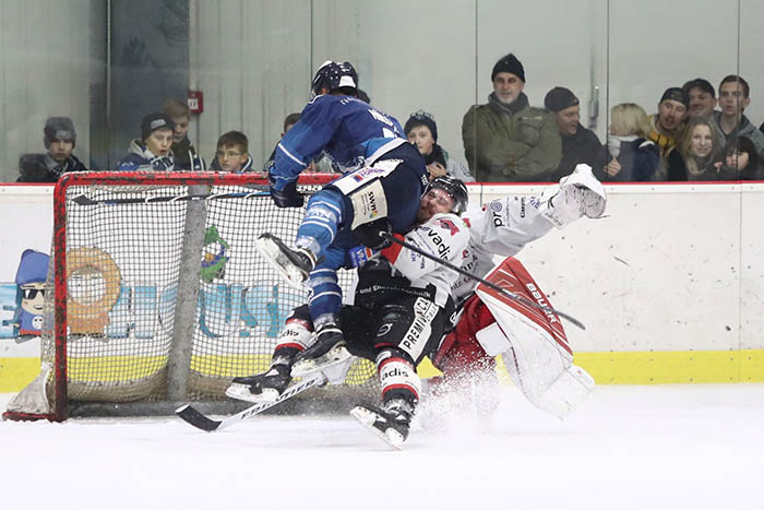 Derbys zwischen Neuwied und Diez, das sind immer auch intensive Zweikmpfe so wie hier zwischen EHC-Angreifer Deion Mller (blaues Trikot) und EGDL-Verteidiger Nils Krmer. Foto: Verein