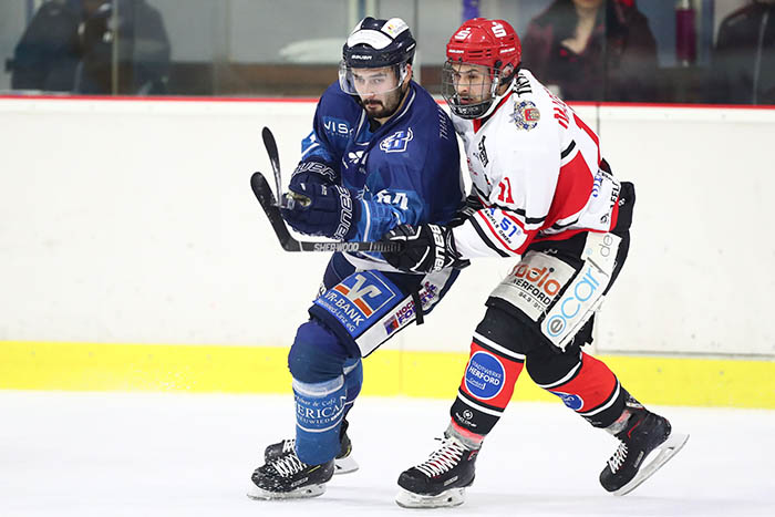 Leon Nasebandt (rechts) trug mit seinem Tor zum Neuwieder Fehlstart bei. Diesen konnte der EHC trotz etlicher Chancen nicht mehr kompensieren. Martin Brabec (am Puck) bereitete zwei Neuwieder Treffer vor. Foto: Verein
