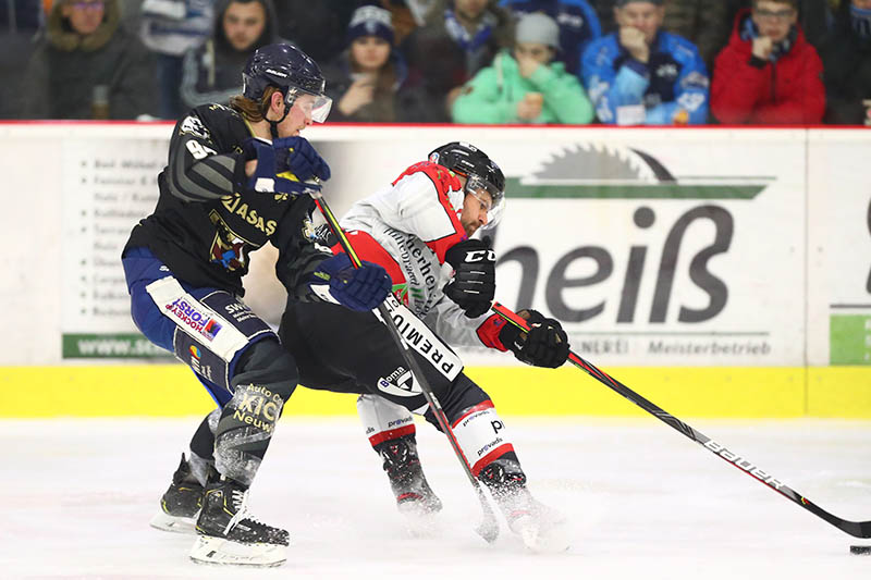 Sam Aulie, der hier den ehemaligen DEL-Spieler Tobis Schwab unter Druck setzt, erzielte drei der sechs EHC-Tore. Foto: Verein