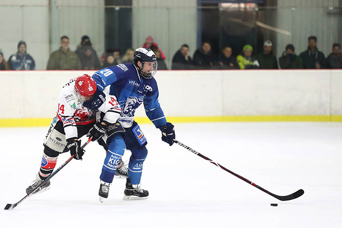 Gelingt es Kevin Wilson (am Puck) und den Bren am Freitag, den Gegner auf Distanz zu halten und ein viertes Halbfinale zu erzwingen? Foto: Verein