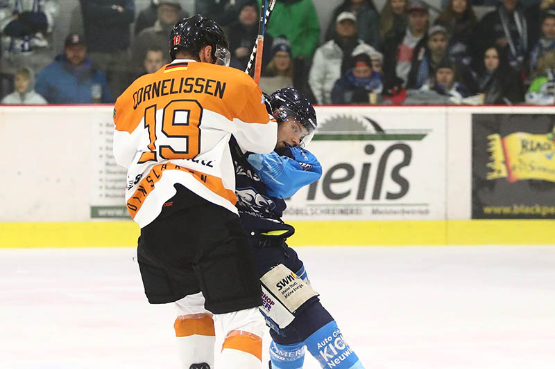 Noah Bruns (im blauen Trikot) und die Bren knnen sich auf ein umkmpftes Wochenende mit zwei Topspielen einstellen. Foto: Verein