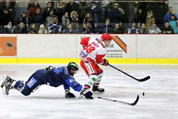 Die Bren streckten sich im Heimspiel gegen Hamm nach jedem Puck: Hier strt Christian Neumann Gstestrmer Oliver Kraft im letzten Moment. Foto: Verein