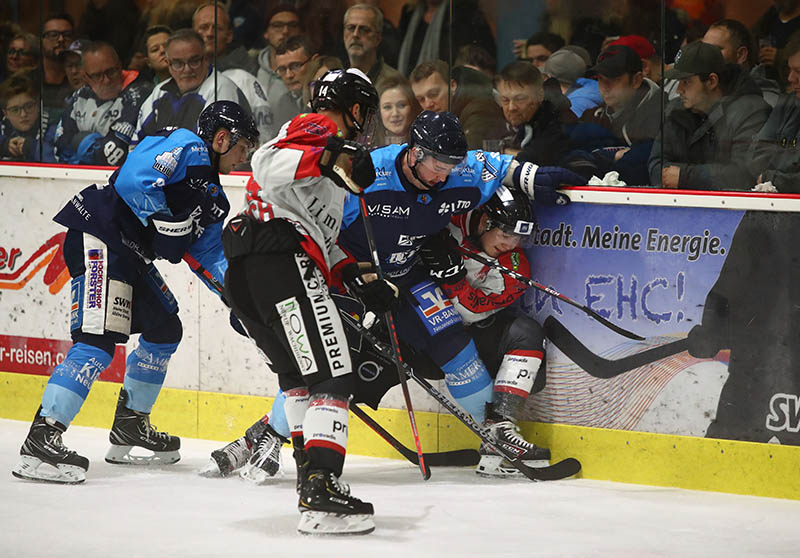 Typisch Derby: Die Spieler aus Neuwied und Diez-Limburg bearbeiteten sich in den Zweikmpfen intensiv aber fast immer fair. Hier klemmt Patrick Morys den EGDL-Angreifer David Lademann an der Bande hinter dem eigenen Tor ein. Foto: Verein