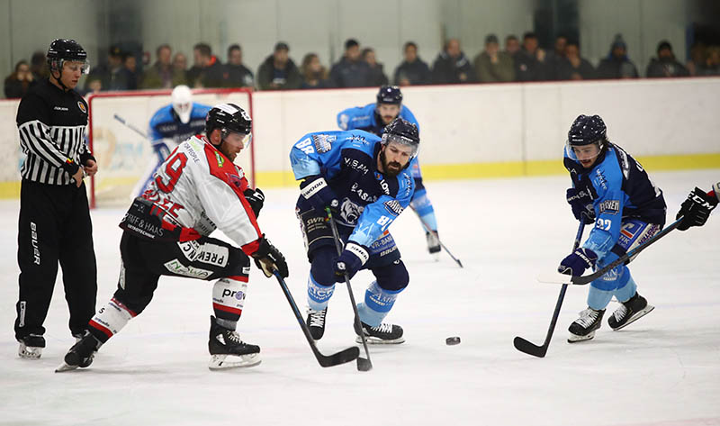 Torjger im Zweikampf: EHC-Import Jeff Smith (Mitte, der bereits 13 Saisontore erzielt hat), ist fr die Bren genauso ein wichtiger Fhrungsspieler wie Regionalliga-Topscorer Kevin Lavallee (links) fr die EGDL. Foto: Verein