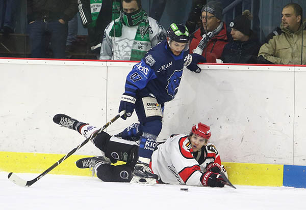 Nach den jngsten Niederlagen wollen die Bren (hier: Deion Mller) in Neuss wieder einen Gegner aufs Eis legen. Foto: Verein