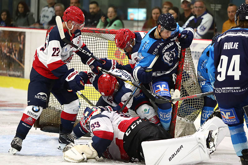 Genauso viele Spieler wie in dieser Situation fanden auch Schsse in den 60 Test-Minuten des EHC gegen Lttich den Weg ins Tor, nmlich vier. Maximilian Herz, hier im Ltticher Getmmel, erzielte das 1:0 fr die Bren. Foto: Verein