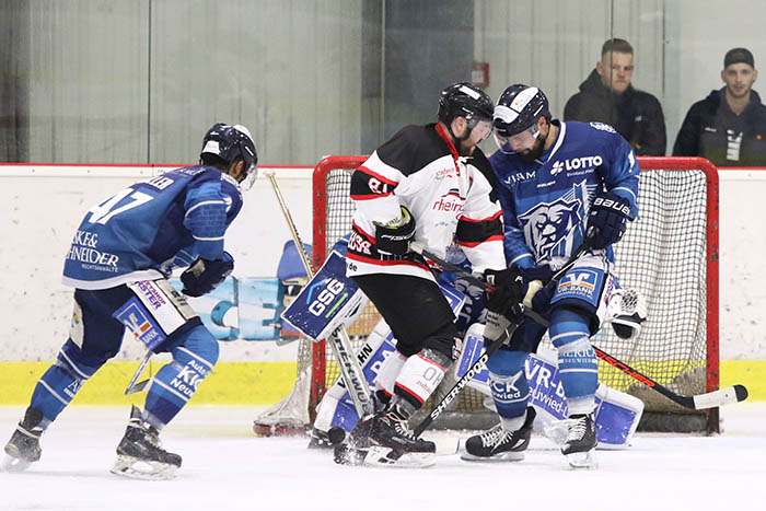 Wiedersehen mit den Ex-Kollegen: EHC-Verteidiger Daniel Pering (blaues Trikot) hat genauso wie einige seiner Neuwieder Kollegen eine Neuss-Vergangenheit. Foto: EHC