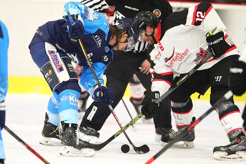 Kanadische Torschtzen beim Bully: Neuwieds Sam Aulie (links) steuerte zwei Tore zum 6:1-Sieg des EHC bei, whrend sein Landsmann Jason Popek den Neusser Ehrentreffer erzielte. Foto: Verein