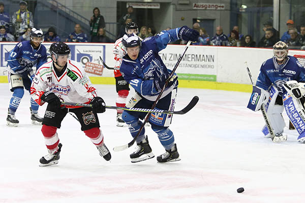 Alexander Richter (im blauen Trikot) ist einer von vier Ex-Neussern, die fr den EHC Neuwied spielen. Sie treffen am Sonntag im heimischen Ice-House mit ihren Neuwieder Kollegen auf ihren ehemaligen Verein. Foto: Verein