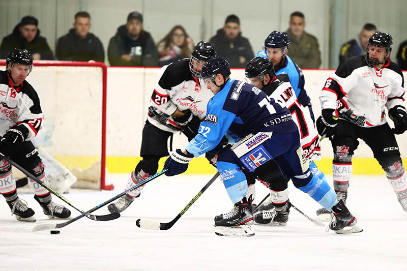 Im Spiel gegen Neuss fanden die Bren (hier: Maximilian Herz) nur selten ein Mittel, den gegnerischen Abwehrriegel zu knacken. Foto: EHC