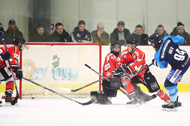 Der Moment der Entscheidung: Sam Aulie berwindet Ratingens starken Schlussmann Felix Zerbe zum 3:1-Endstand fr den EHC. Foto: Verein