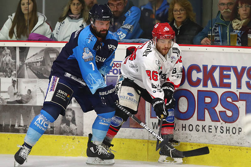 Herforder Goalgetter auf Neuwieder Schlittschuhen: Doppeltorschtze Killian Hutt (rechts, der hier gegen Daniel Pering die Scheibe behauptet), spielte mit den Ersatz-Skates von Patrick Morys. Foto: Verein