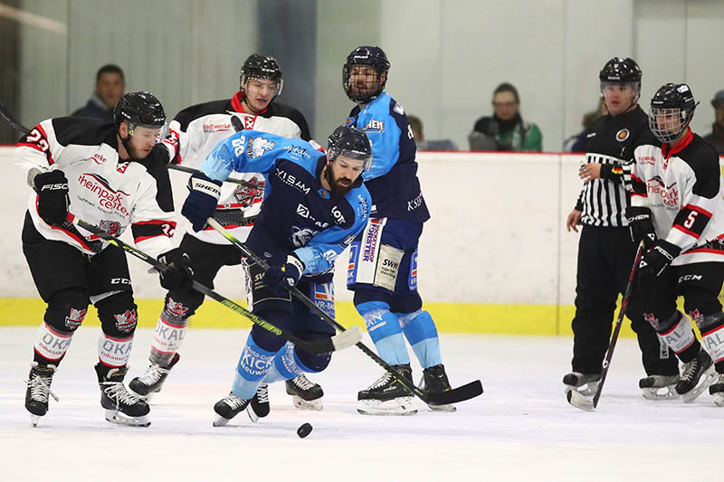 Jeff Smith (am Puck) und Stephan Frhlich (im Hintergrund) wollen die Neusser Abwehr am Sonntag strker unter Druck setzen als vor zwei Wochen beim knappen 2:1-Sieg. Foto: Verein