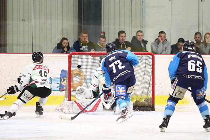 Die Lcke gesehen: EHC-Neuzugang Maximilian Herz berwindet Janek Prillwitz zum zwischenzeitlichen 2:6 aus Neuwieder Sicht im Testspiel gegen den Herner EV. Foto: Verein