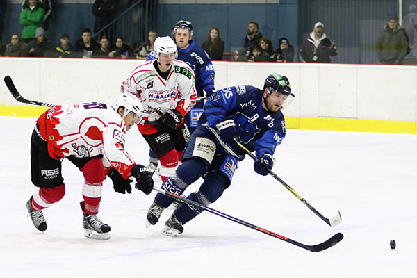 Das Tor zum 3:4 von Sven Schlicht (am Puck) kam zu spt fr die Bren im Heimspiel gegen Ratingen. Foto: Verein