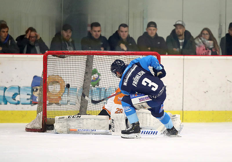 Stephan Frhlich erzielte mit diesem Schuss das 1:0 fr den EHC gegen Dinslaken. Foto; Verein