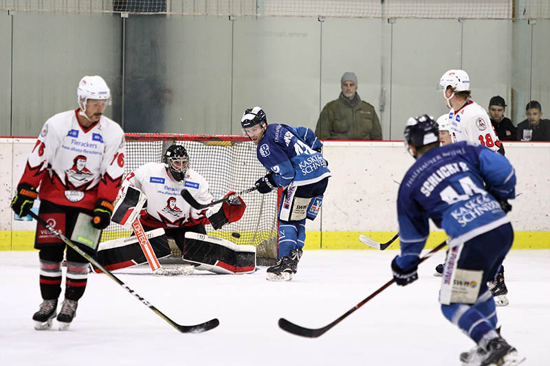 Dennis Schlicht (rechts im Vordergrund) zieht ab, Michael Jamieson (vor dem Tor) flscht ab und Soests Keeper Marc Alexander Fleischer hat keine Abwehrchance  so fllt das Tor zum 3:1 fr die Bren. Foto: Verein