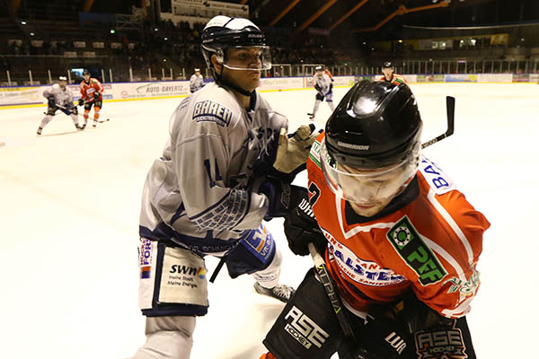 Nach anfnglichen Defensivproblemen hatten die Bren (hier Frederic Hellmann im zweiten Trikot gegen Ratingens Marvin Cohut) in Ratingen alles im Griff. Foto: Verein