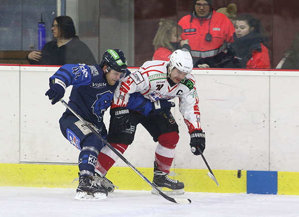 Am vierten Saisonvergleich soll es klappen: Dennis Schlicht (links) und die Bren wollen die Ice Aliens um Kapitn Dennis Fischbuch schlagen. Foto: Verein