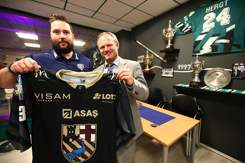 Besonderer Anlass, besonderes Trikot: Zur Partie gegen Herford, die der EHC Neuwied zu einer Benefizveranstaltung fr die Vor-Tour der Hoffnung" macht, treten die Bren in einem besonders edlen Jersey an, das hier Manager Carsten Billigmann (links) und Neuwieds Oberbrgermeister Jan Einig prsentieren. Foto: Verein