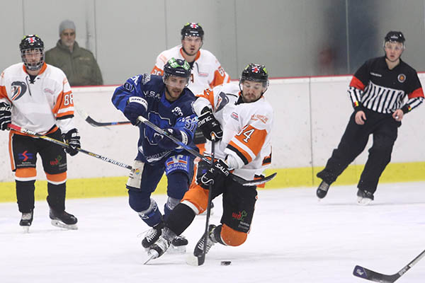 Jeden Zweikampf zu Ende fhren, keine Scheibe verloren geben: Der EHC um Tobias Etzel (blaues Trikot) spielt im Viertelfinale gegen den Hauptrunden-Sechsten Dinslaken. Foto: Verein