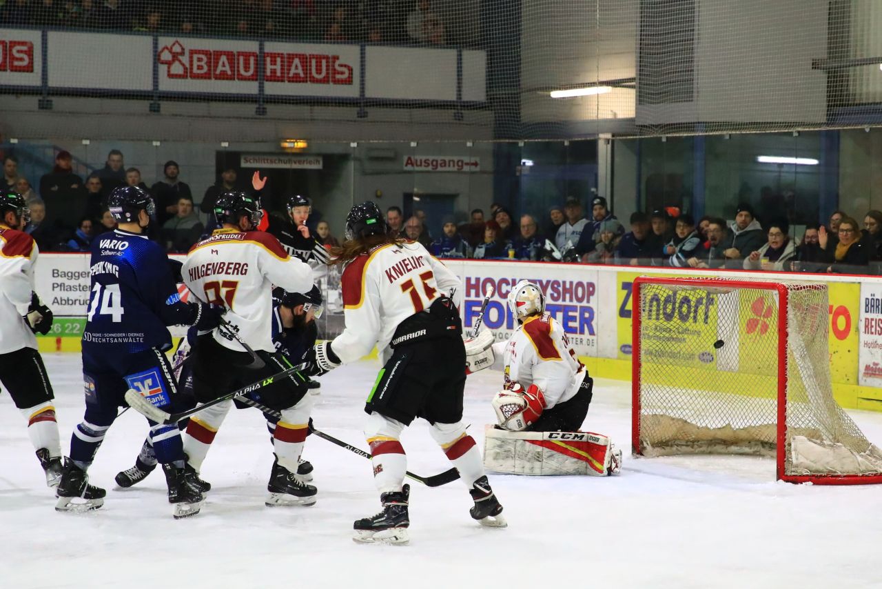 Drin: Jeff Smith, der an vier EHC-Toren beteiligt war, trifft in dieser Situation zum 3:1 fr die Bren. Foto: EHC Neuwied