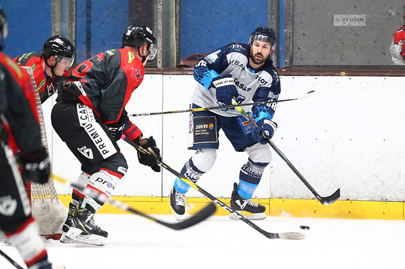 Jeff Smith brachte die Bren gegen seinen Ex-Verein in Fhrung. Aber auch das zwischenzeitliche 2:0 reichte dem EHC nicht gegen den souvernen Tabellenfhrer. Foto: Verein