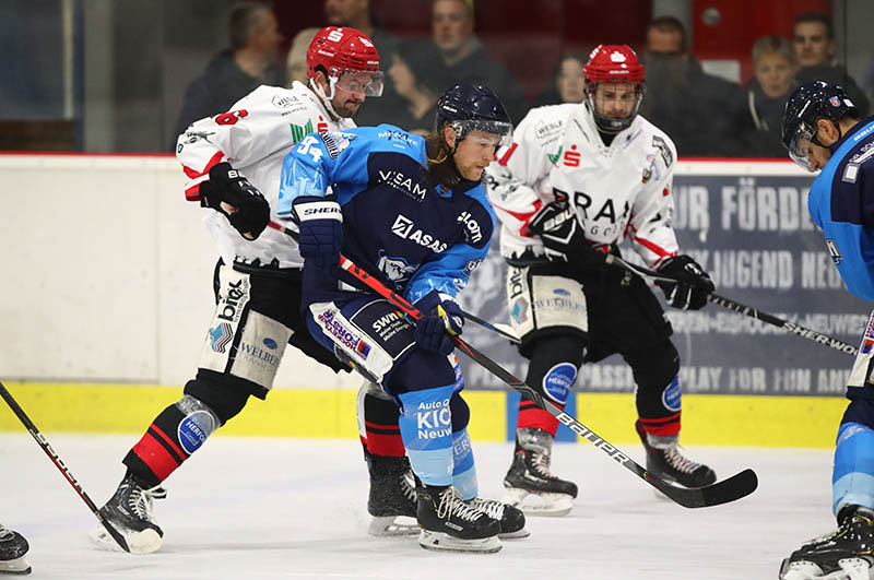 Die bisherigen Saisonspiele gegen Herford verlor der EHC (hier: Sam Aulie) mit 1:4 und 5:6 nach Verlngerung. Foto: Verein