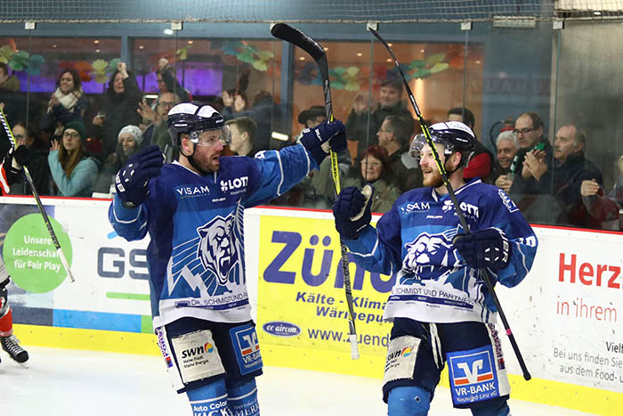 Michael Jamieson (links) und Dennis Appelhans erzielten drei der fnf EHC-Tore. Foto: Verein