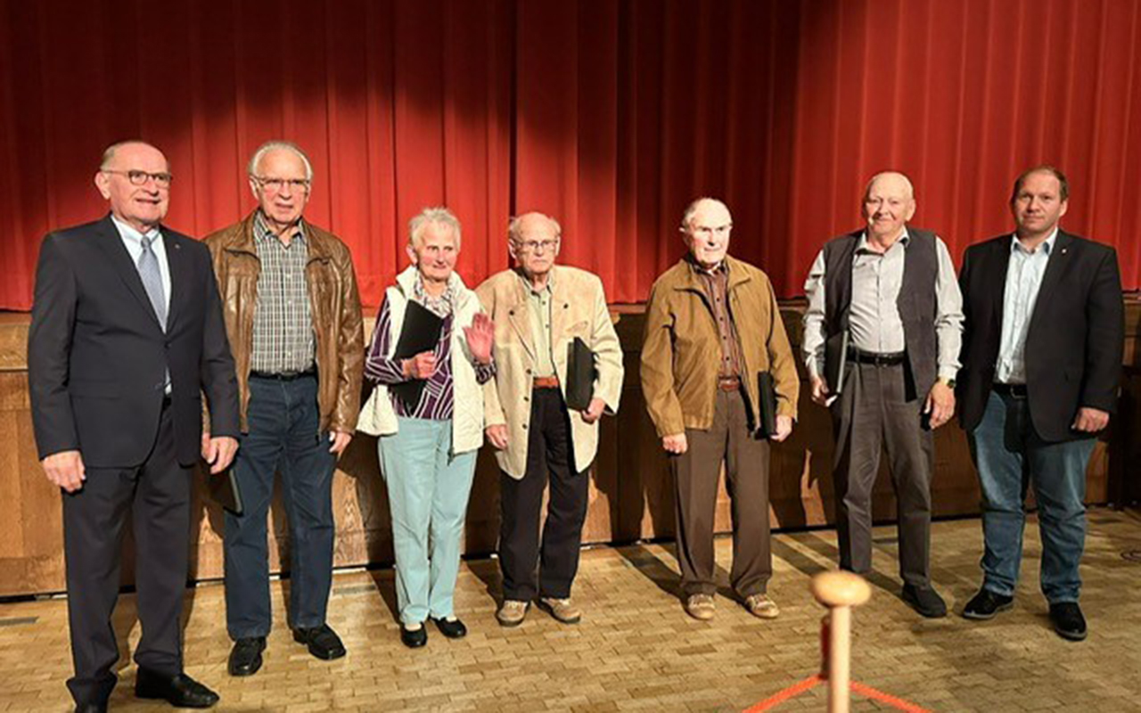 Herbert Hornickel (von rechts), Erich Jung, Eberhard Wilhelm, Eckhard Weinbrenner, Dorothea Schmitzer, Georg Geis und Hermann Schmidt wurden fr 70 Jahre Mitgliedschaft geehrt. (Fotos: IG Metall)