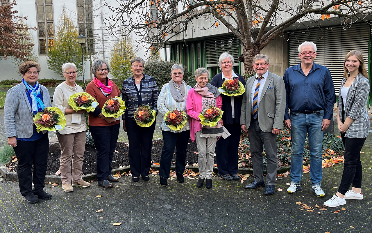 Von links: Gerlinde Eschemann, Hannelore Marenbach, Ute Salterberg, Anita Meuler, Karola Lindscheid, Elke Reusch, Irmhild Schuh, Beigeordneter Rainer Dngen, Ralf Gassen und Sachbearbeiterin Hannah Schuh. (Foto: VG Altenkirchen-Flammersfeld)