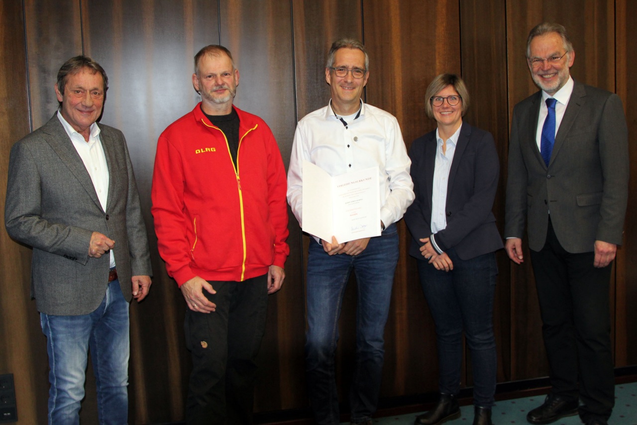 Landrat Achim Schwickert verlieh Sren Harpel (Mitte) im Beisein vom Jens Hering, Julia Salzmann, Beigeordnete der Stadt Bad Marienberg, und Andreas Heidrich, Brgermeister der Verbandsgemeinde, die Ehrennadel des Landes. (v.l.n.r.) (Foto: Carolin Faller)
