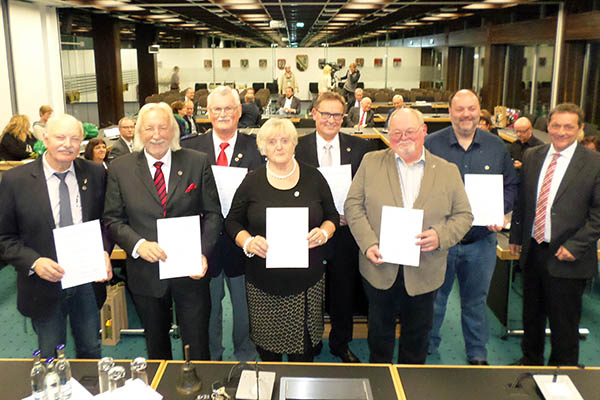 Von links nach rechts: Egon Mller, Klaus Koch, Willi Greschner, Barbara Selbach, Thomas Rothweiler, Ferdinand Dber, Dirk Liebscher, Landrat Achim Schwickert. Foto: Marvin Conradi