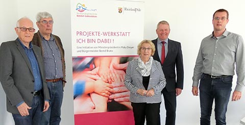 Die Moderatoren der Ehrenamtsinitiative Ich bin dabei Werner Schmitt, Reiner Hollmann und Helga Georg, Brgermeister Bernd Brato sowie Moderator Wolfgang Weber von der Verwaltung (von links). Foto: VG-Verwaltung