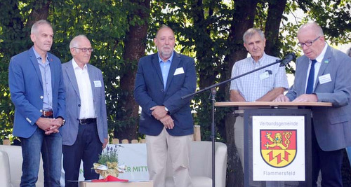 Rolf Schmidt-Markoski (rechts) begrte die Gste beim Ehrenamtstag in Flammersfeld. (Foto: kk)