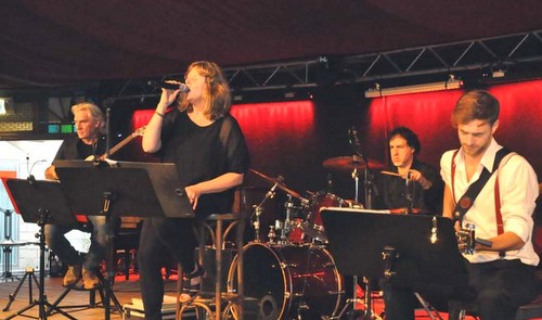 Die musikalische Unterhaltung bestritten Karina Mller und die Salonlwen mit einem breiten Repertoire aus den unterschiedlichen Stilrichtungen. (Foto: kk)