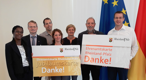 Emilienne Markus (VG Hamm), Birger Hartnu (Staatskanzlei RLP), Jochen Stentenbach (VG Wissen), Andrea Rohrbach (Landkreis Altenkirchen), Elisabeth Schinnerer (Staatskanzlei RLP), Manfred Pick (VG Flammersfeld) und Wolfgang Weber (VG Betzdorf-Gebhardshain/von links) prsentieren die Ehrenamtskarte und die neue Jubilumskarte. (Foto: Kreisverwaltung Altenkirchen)