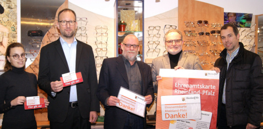 Das Team der Firma Optik Blaeser mit Brgermeister Michael Wagener und Jochen Stentenbach (Ehrenamtsbrse VG Wissen)