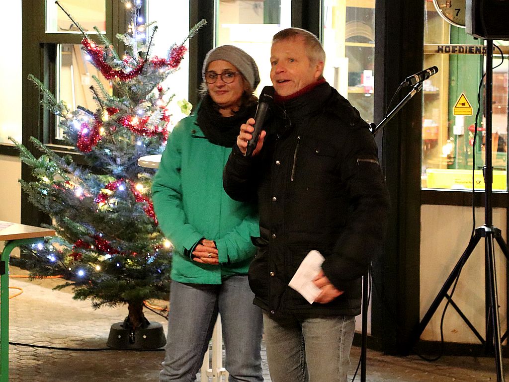 Ehrenamtsfest: Bei seiner Dankesrede an die vielen ehrenamtlichen Helfenden Brgermeister Otto Neuhoff  mit Nadine Batzella (Leiterin Fachdienst Soziales und Asyl). Foto: Stadt Bad Honnef