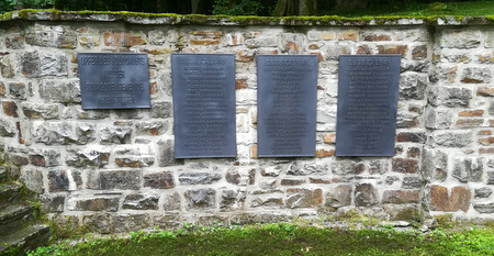 Die entwendeten Gedenktafeln am Altenkirchener Ehrenmal wurden ersetzt. (Foto: Verbandsgemeindeverwaltung Altenkirchen)