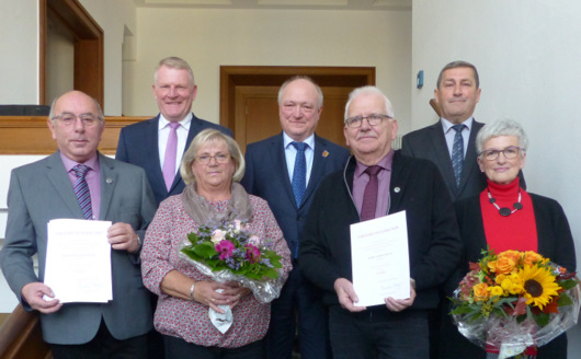 Christoph Kohlhaas (links) und Willi Hsch (3. von links) erhielten in der Kreisverwaltung die Ehrennadel des Landes Rheinland-Pfalz. (Foto: Kreisverwaltung Altenkirchen) 

