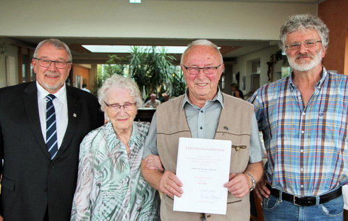 Erster Kreisbeigeordneter Kurt Schler (links) hndigte die Ehrennadel des Landes Rheinland-Pfalz an Reinhard Lehmler (2. von rechts) aus. (Foto: Hans-Peter Metternich)