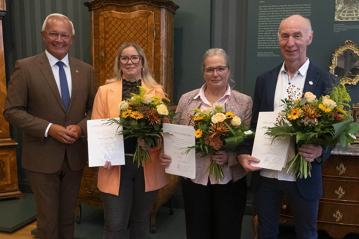 Die Preistr�ger mit Landrat Achim Hallerbach: Melanie G�dtner, Ute G�rgens und Hartmut Schmitz. Fotos: Wolfgang Tischler