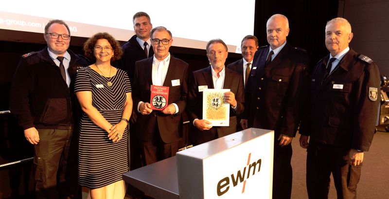 EWM mit Ehrenplakette der Feuerwehr ausgezeichnet