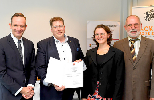 Gratulation zum Landesehrenpreis in Mainz: (von links) Wirtschaftsminister Volker Wissing, Marco Mller, Geschftsfhrer der Backhaus Hehl GmbH, Linda Hartwig, Backhaus Hehl (Marketing/ffentlichkeitsarbeit) und Raimund Licht, stellvertretender Landesinnungsmeister des Verbandes des Rheinischen Bckerhandwerkes. (Foto: Wirtschaftsministerium/Kristina Schfer)
