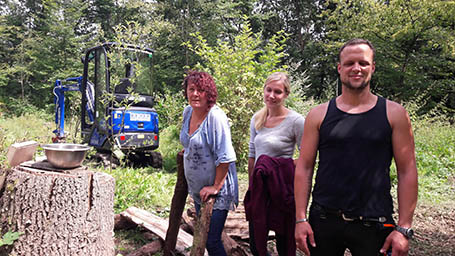 Das Foto zeigt die Ehrensache-Vorsitzende Ines Eutebach mit Nadine Bautz und Christian Freytag (von links) beim letzten Arbeitseinsatz auf der Adamswiese. Foto: Verein