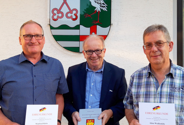 Winfried Klein (links) und Alois Weienfels (rechts) erhielten die Ehrungen von Rolf Schmidt-Markoski. (Foto: Ortsgemeinde Peterslahr)